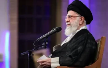 Momen Presenter TV Iran Menangis Saat Umumkan Kematian Khamenei